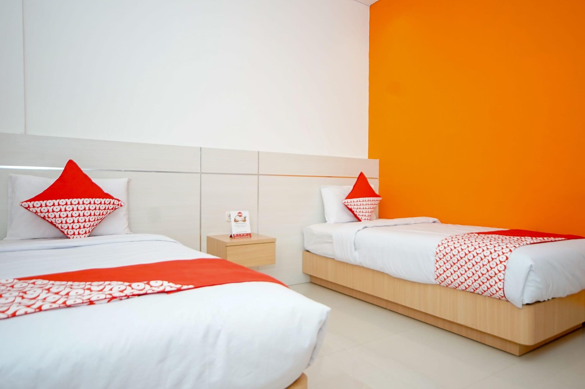 OYO 344 KR Hotel Palembang Buitenkant foto
