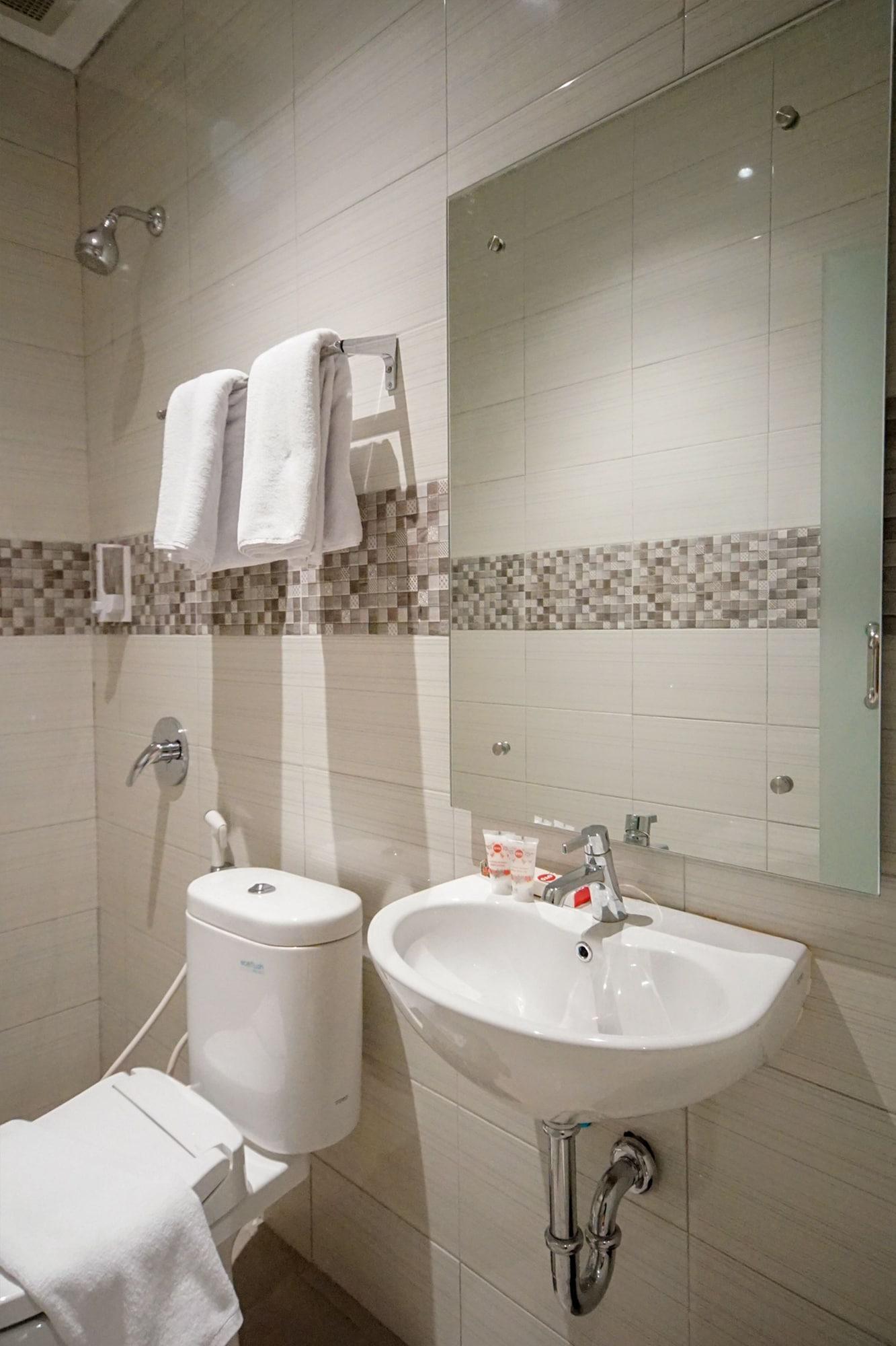 OYO 344 KR Hotel Palembang Buitenkant foto