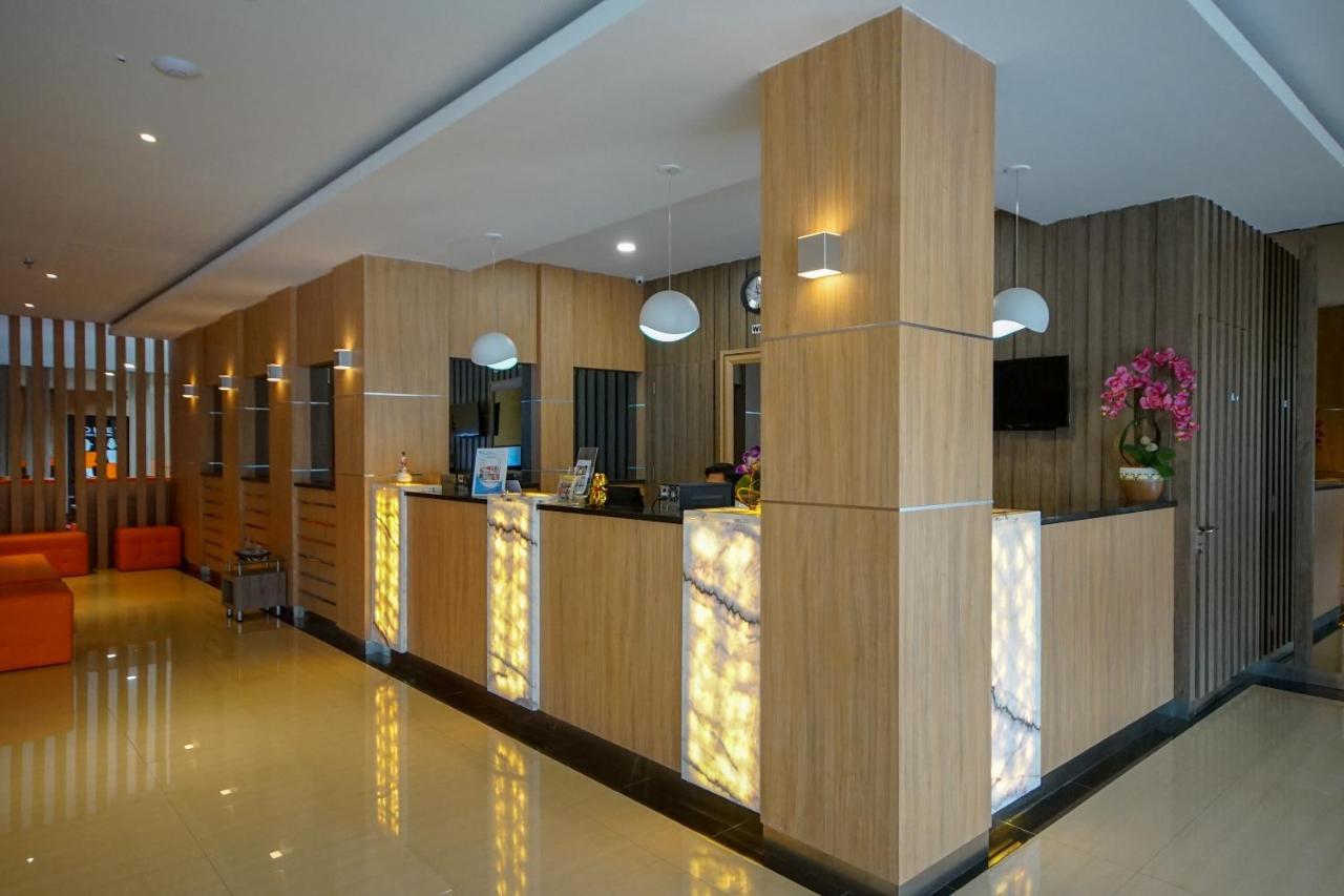 OYO 344 KR Hotel Palembang Buitenkant foto