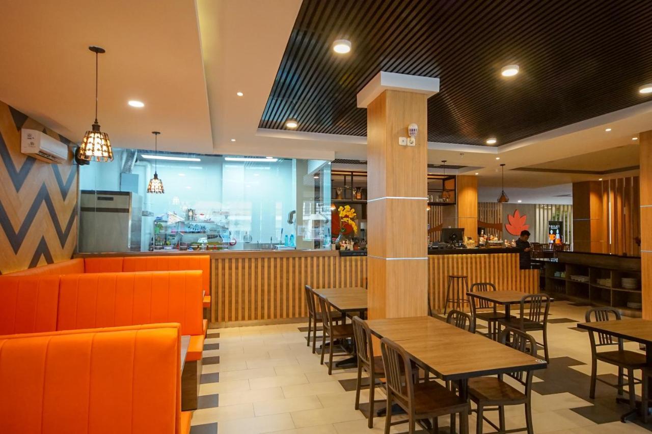 OYO 344 KR Hotel Palembang Buitenkant foto