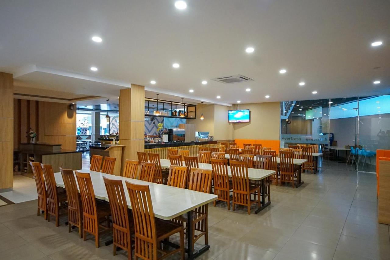 OYO 344 KR Hotel Palembang Buitenkant foto