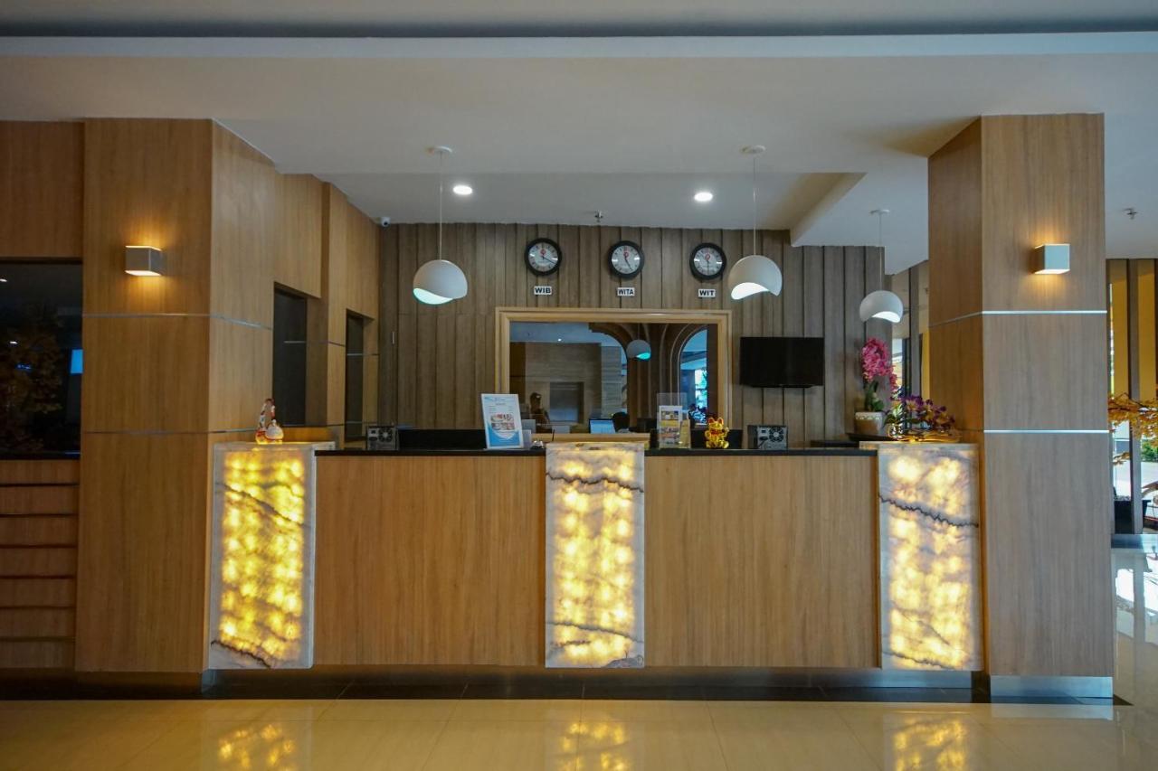 OYO 344 KR Hotel Palembang Buitenkant foto