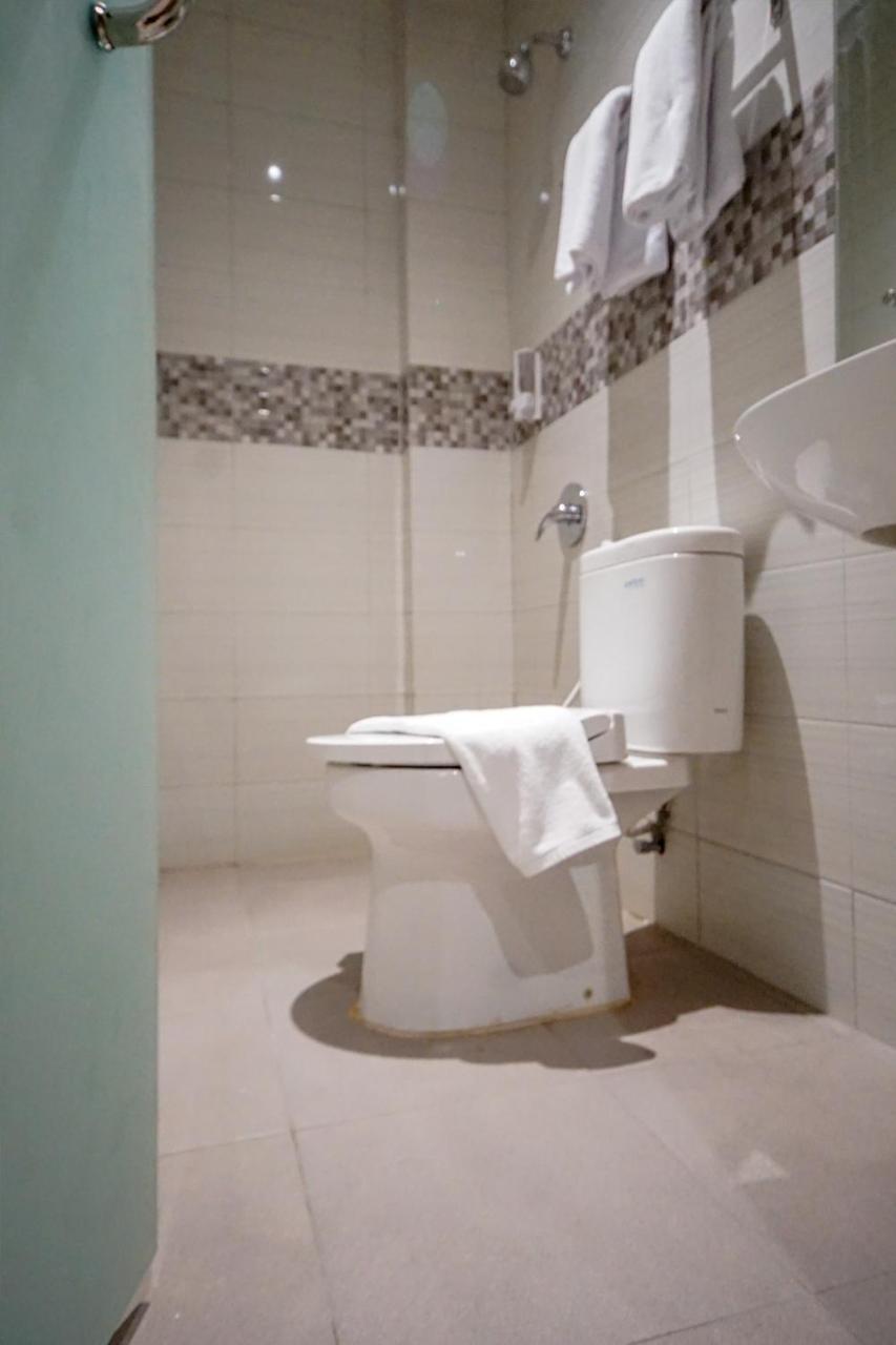 OYO 344 KR Hotel Palembang Buitenkant foto